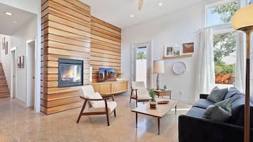 Een televisie, een open haard en een kantoor