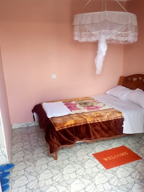 Enkelrum | Skrivbord och sängkläder