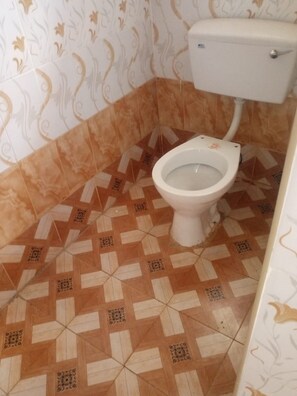 Enkelrum | Badrum | Dusch, regndusch, handdukar och tvål