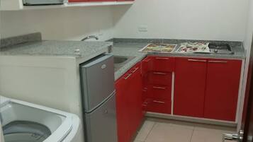 Refrigerador, microondas, placa de cocina, cafetera/tetera