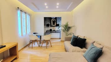 Quarto standard, 2 camas de casal, banheiro compartilhado | Área de estar | Smart TV 32 polegadas com canais digitais