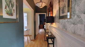 Standaard kamer, 2 tweepersoonsbedden, gedeelde badkamer | Woonruimte | Een 32-inch smart-tv met digitale zenders