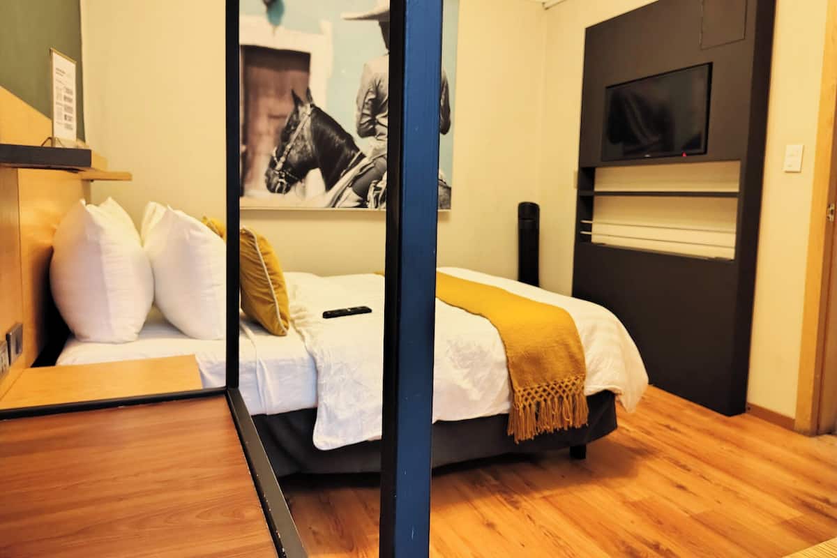 1 bedroom, individually decorated, individually furnished, desk