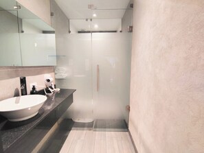 Loft, 1 Double Bed, Private Bathroom | Badkamer | Een douche, een regendouche, een haardroger, handdoeken