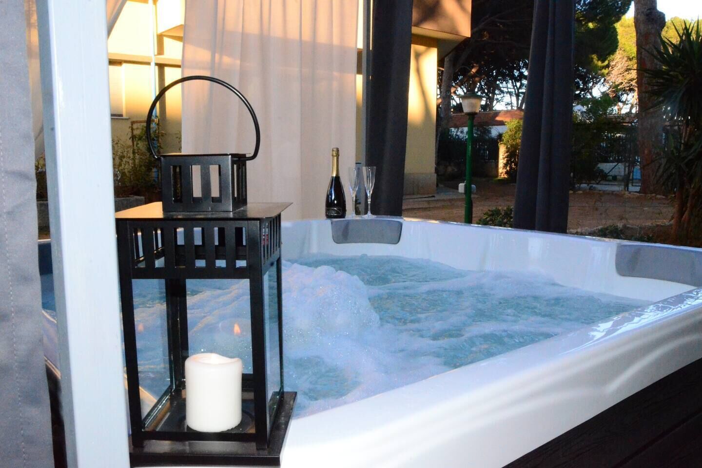 Outdoor spa tub