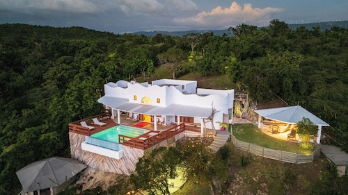 Amelia’s your private, fully staffed Jamaican Retreat, walk to sea & best views