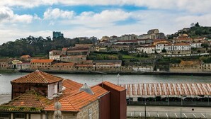 Un pueblo costero con edificios históricos y un río.