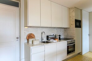 Køleskab, mikrobølgeovn, ovn, kogeplade