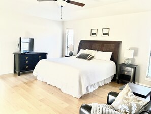 3 bedrooms, iron/ironing board, WiFi, bed sheets - Large 3 bed/2 bath luxury home in central location! (Paris)