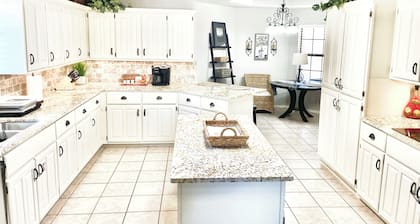 Large 3 bed/2 bath luxury home in central location!