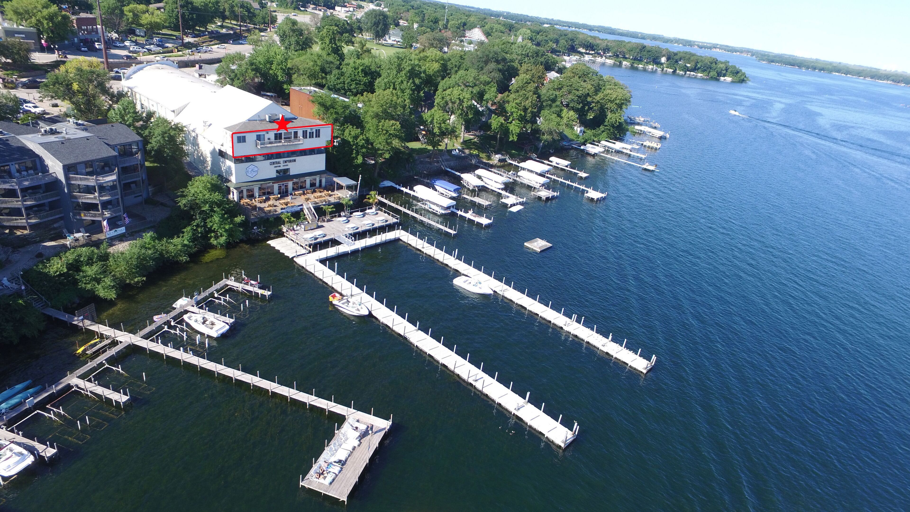 Penthouse Suite, West Lake Okoboji views, 1 BDRM above