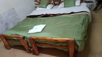 Double Room | Meja, seterika/papan seterika, cadar katil