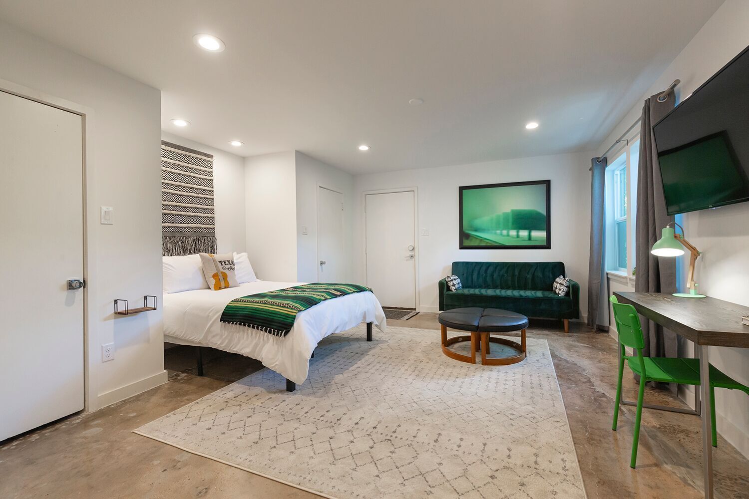 Stylish Green Studio in Montrose at the Park JJ