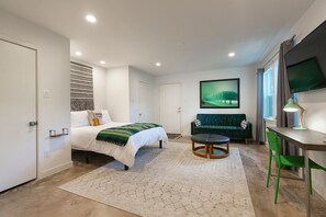 Desk, iron/ironing board, travel cot, free WiFi - Vintage Studio in Artsy, Modern Walkable Montrose Area! (Houston)