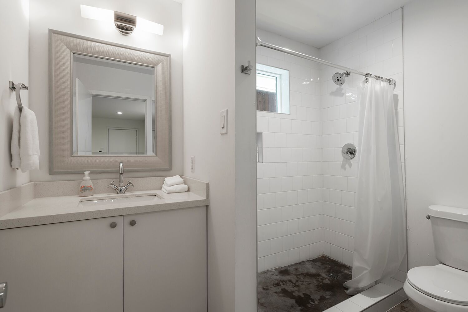 Stylish Green Studio in Montrose at the Park JJ