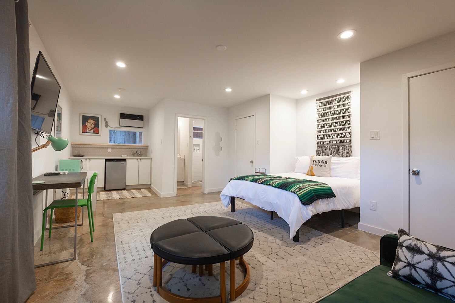 Stylish Green Studio in Montrose at the Park JJ