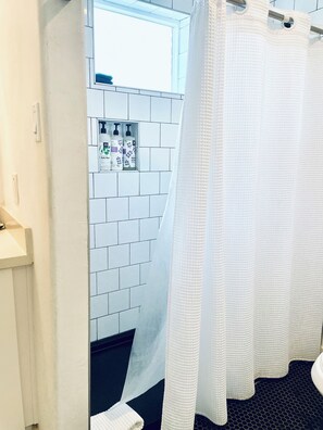 تجهيزات دش، مجففات شعر، مناشف، صابون