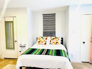 مكتب ومكواة/لوح كي وسرير سفر وواي فاي مجانًا