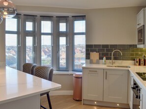 Ugn, diskmaskin, barnstol och frys