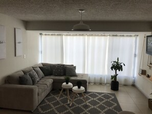 Een televisie en boeken