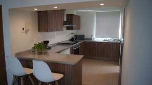 Een koelkast, een magnetron, een kookplaat