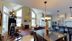 Living room - River House 1W (Ottawa)