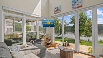 House, 1 King Bed (Bow Wow on the River) | Living area | TV