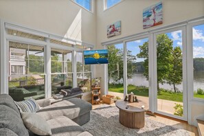 House, 1 King Bed (Bow Wow on the River) | Living area | TV