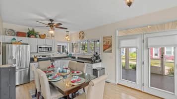 Casa, 1 cama King size (Bow Wow on the River) | Cocina privada | Refrigerador y utensilios de cocina