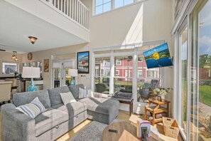 Living area - Bow-wow on The River #5 (Ottawa)