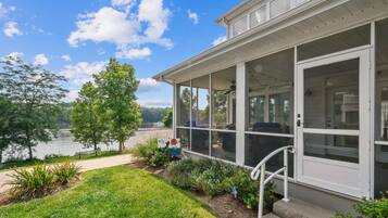 House, 1 King Bed (Bow Wow on the River) | Exterior