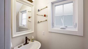 House, Multiple Beds (Skippin` Stones ) | Bathroom