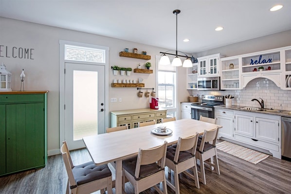 House, Multiple Beds (Skippin` Stones ) | Private kitchen