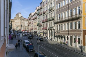 A street view with historic buildings, cobblestone road, and pedestrians. - Open Way - Mouzinho view Flat (Porto)