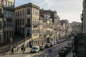 A street lined with historic buildings, a pedestrian crossing, and parked cars. - Open Way - Mouzinho view Flat (Porto)