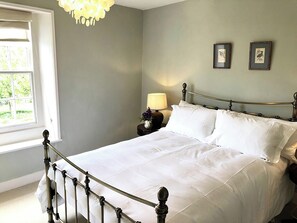 4 bedrooms, free WiFi, bed sheets - 4 bedroom accommodation in Tilmanstone, near Deal (Tilmanstone, near Deal)