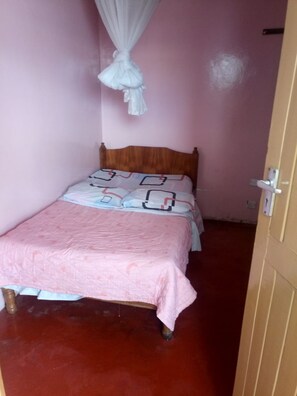 Escritorio, sistema de insonorización, wifi gratis y ropa de cama 