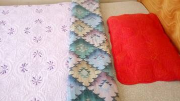 Single Room | Desk, bed sheets