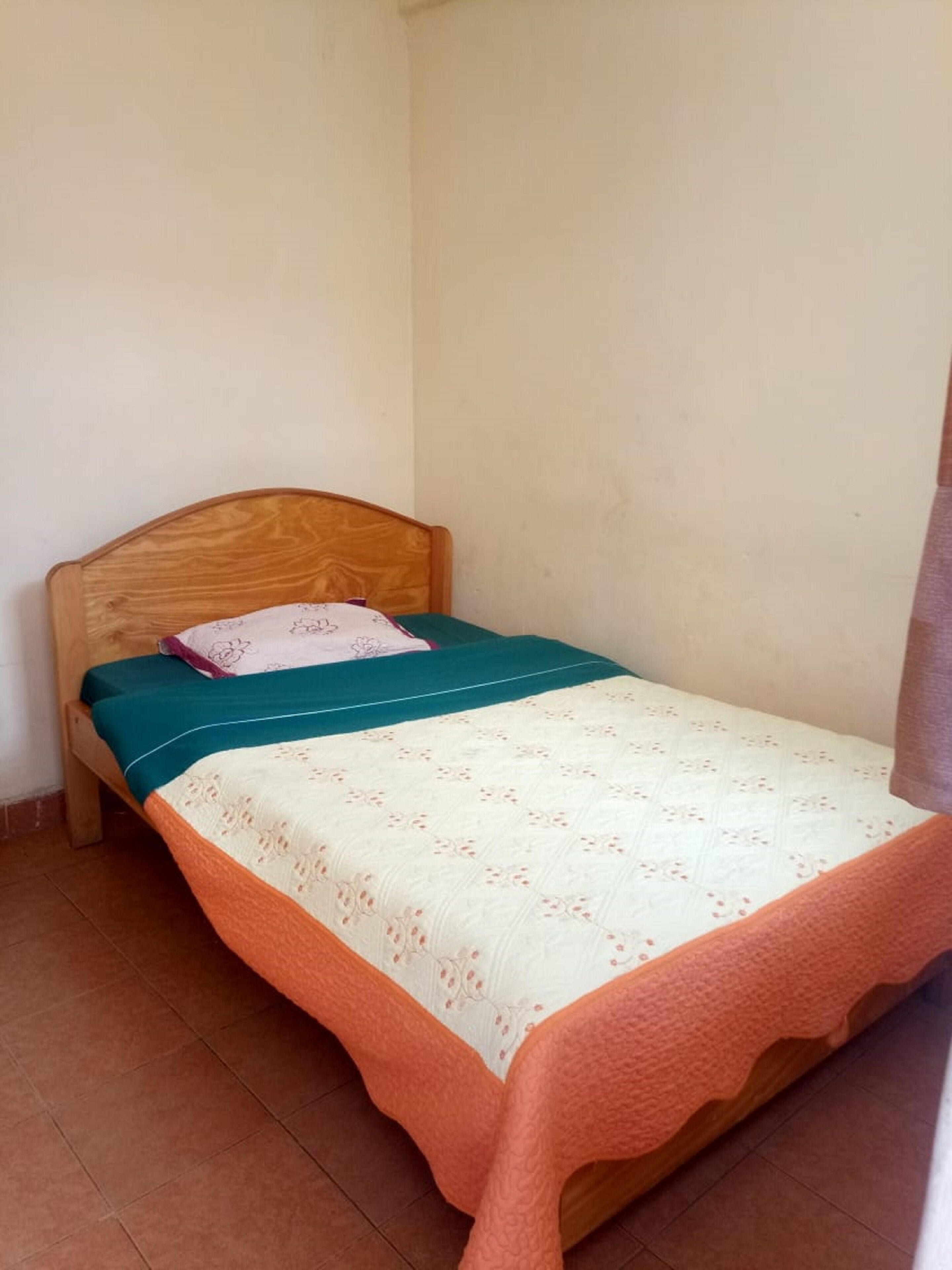 Single Room | Desk, bed sheets