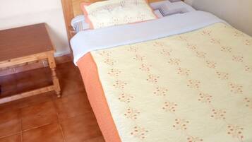 Single Room | Desk, bed sheets