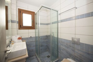 Dusch, hårtork, handdukar och tvål