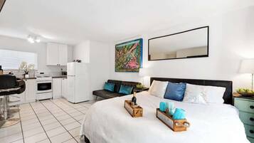 Tabla de planchar con plancha, cuna de viaje, wifi y ropa de cama