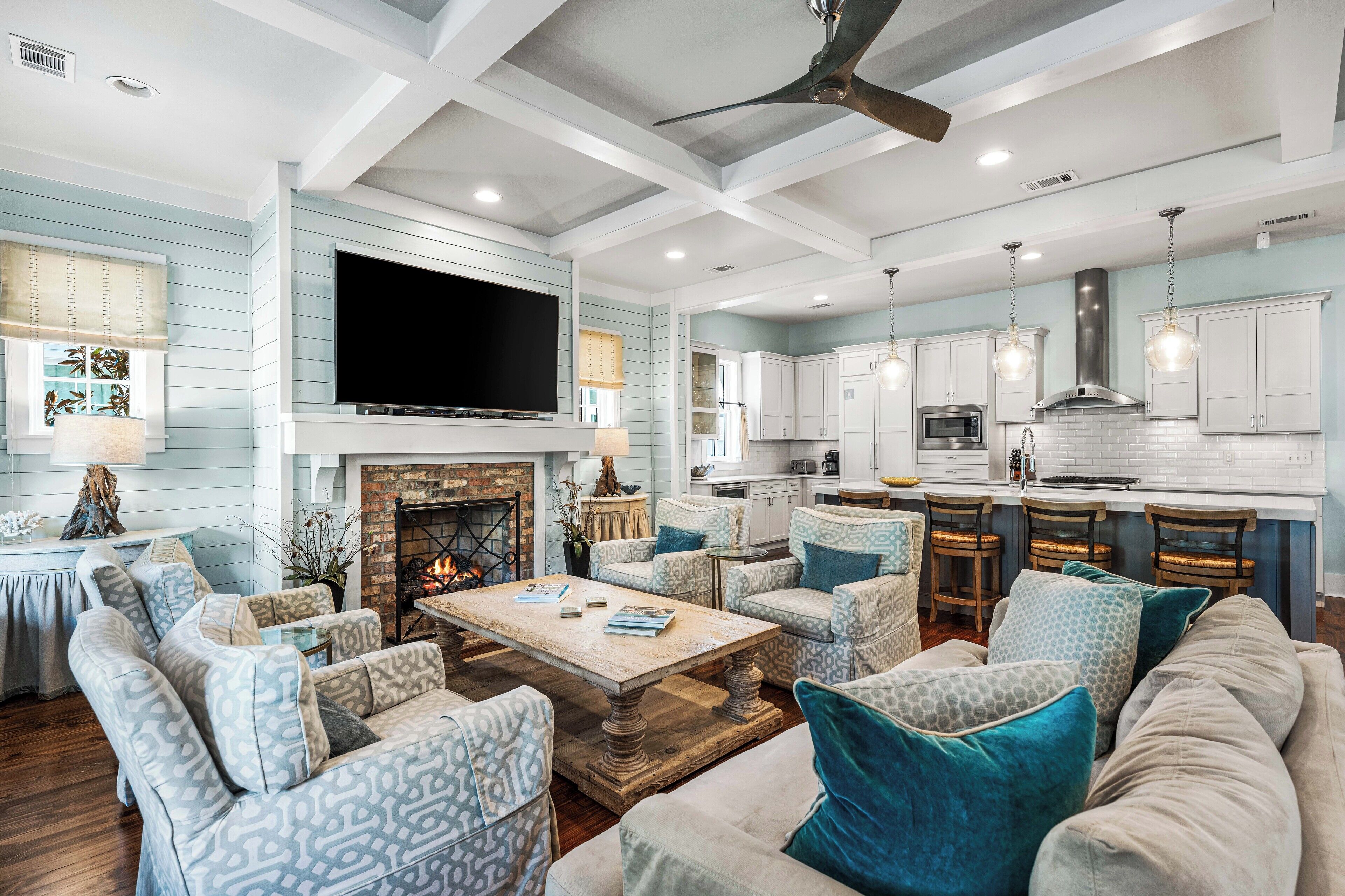 Télévision à écran plat, cheminée, espaces bureaux