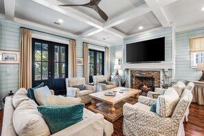 Flachbildfernseher, Kamin, Arbeitsbereiche