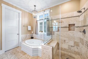 Ensemble douche/baignoire, sĂšche-cheveux, serviettes fournies