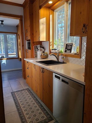 Fridge, microwave, oven, stovetop - Charming 1960's Chalet (Rawdon)