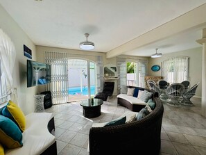 Een smart-tv en boeken