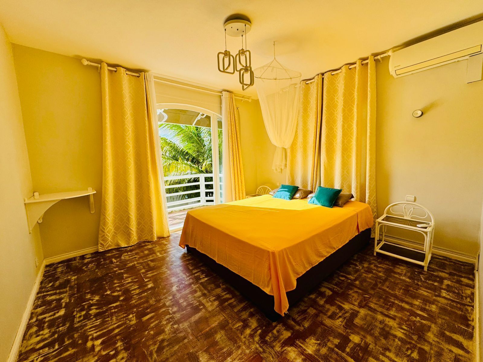 3 chambres, coffres-forts dans les chambres, fer et planche à repasser