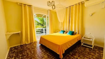 3 chambres, coffres-forts dans les chambres, fer et planche à repasser