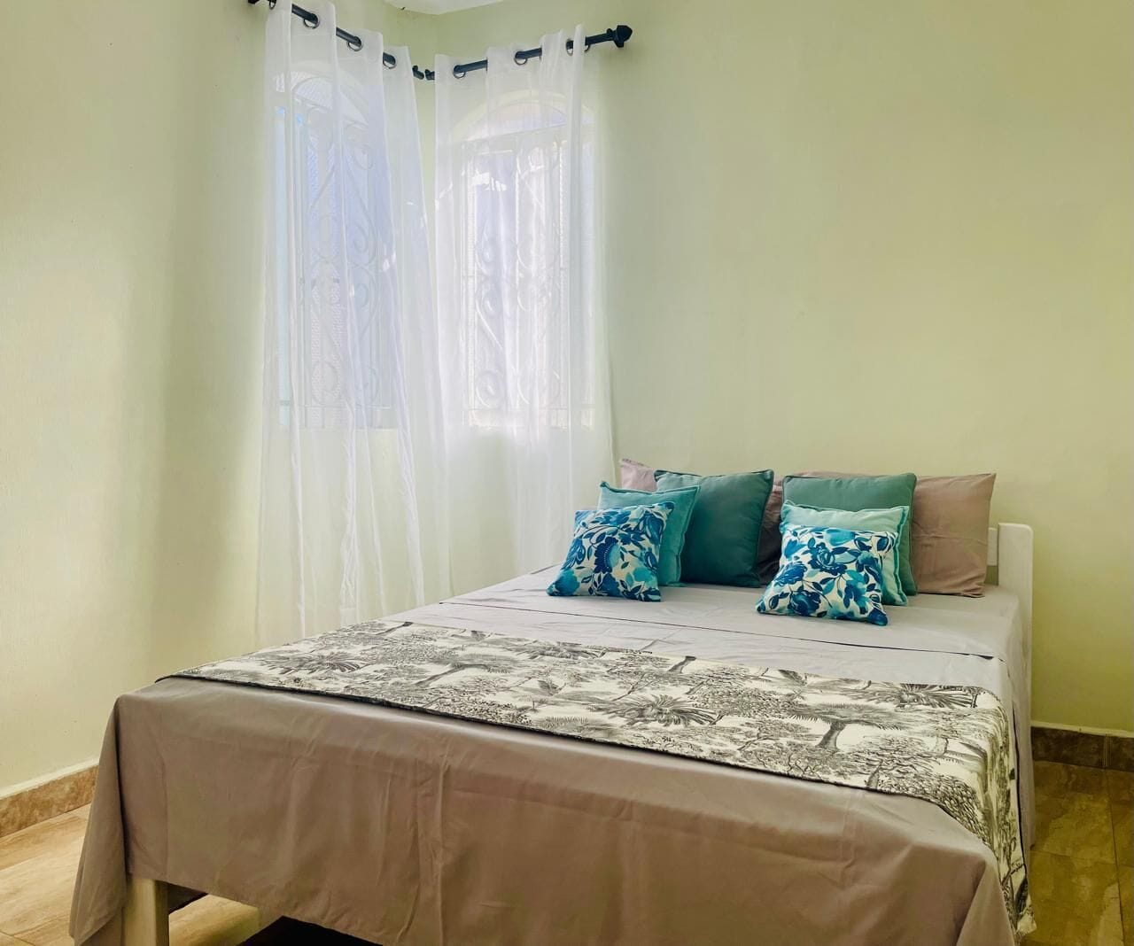 4 slaapkamers, een strijkplank/strijkijzer, reisbedje, gratis wifi